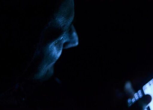 MENAWARKAN KEGELAPAN SEBAGAI AGAMA ALTERNATIF