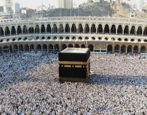 UMAT ISLAM SEDUNIA BERHARI RAYA PADA HARI YANG SAMA.