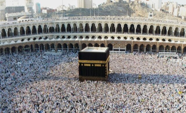 UMAT ISLAM SEDUNIA BERHARI RAYA PADA HARI YANG SAMA