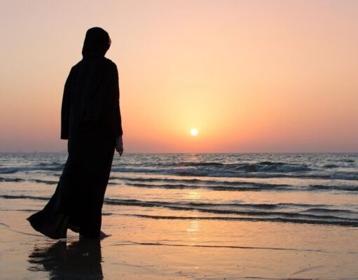 SANKSI PIDANA ISLAM BAGI MUSLIMAH YANG MENAMPAKKAN AURAT DI TEMPAT UMUM