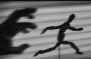 HUKUM MENIMBULKAN KETAKUTAN DI MASYARAKAT