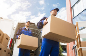 HUKUM KERJA DI EXPEDISI BAGIAN GUDANG/KURIR YANG DIKHAWATIRKAN MENGANTARKAN BARANG HARAM