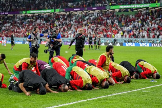para-pemain-maroko-sujud-syukur-merayakan-kemenangan-mereka_221207011003-691