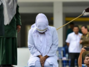 HUKUMAN CAMBUK DAN PENGASINGAN BAGI WANITA YANG HAMIL KARENA ZINA