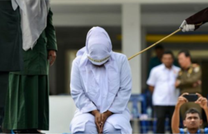 HUKUMAN CAMBUK DAN PENGASINGAN BAGI WANITA YANG HAMIL KARENA ZINA