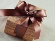 HUKUM HADIAH BAGI KARYAWAN YANG SUDAH MENDAPAT GAJI