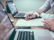 JIKA SYIRKAH MUDHARABAH RUGI DISEBABKAN PENIPUAN OLEH SALAH SATU DARI DUA PENGELOLA MODAL, SIAPAKAH YANG WAJIB MENANGGUNG KERUGIAN?