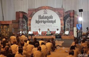 KRITIK UNTUK ULIL ABSHAR ABDALLA SEPUTAR DIKOTOMI KHILAFAH SIYASIYAH DAN KHILAFAH TSAQOFIYYAH