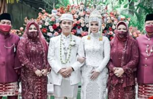 FOTO BERSAMA KEDUA MEMPELAI DENGAN ORANG TUA MASING-MASING