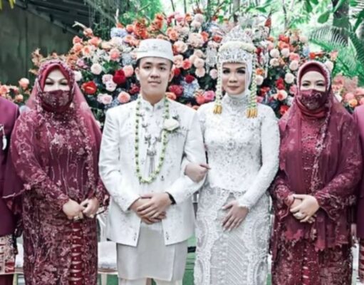 FOTO BERSAMA KEDUA MEMPELAI DENGAN ORANG TUA MASING-MASING