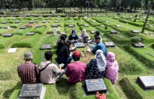 HUKUM WANITA MENGANTAR JENAZAH KE KUBURAN