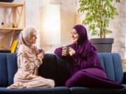 TIDAK MENGENAKAN JILBAB DI DALAM RUMAH KETIKA ADA LAKI-LAKI NON MAHRAM