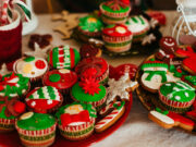 MUSLIM MEMBUAT KUE-KUE DENGAN HIASAN NATAL, BOLEHKAH?